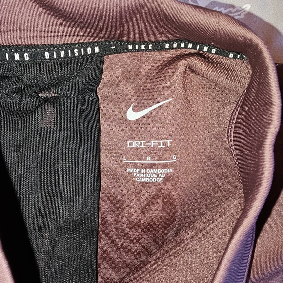 NikeWomen's Dri-FIT Run Division Top - Picture 6 of 7